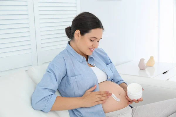 Kobieta Ciąży Stosowanie Krem Ciała Brzuch Domu — Zdjęcie stockowe