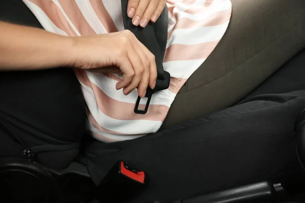 女性ドライバーの車 クローズ アップで安全ベルトを締め — ストック写真