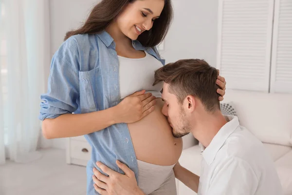 Jonge Mooie Paar Thuis Romantische Relatie — Stockfoto