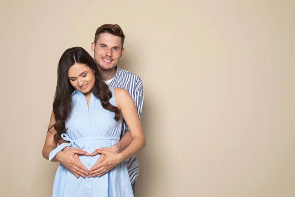 Jovem Marido Sua Esposa Grávida Mostrando Coração Com Mãos Fundo — Fotografia de Stock