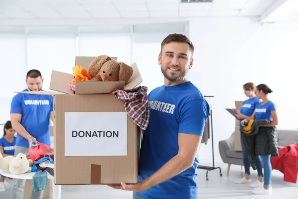 Varón Voluntario Caja Espera Con Donaciones Interior — Foto de Stock