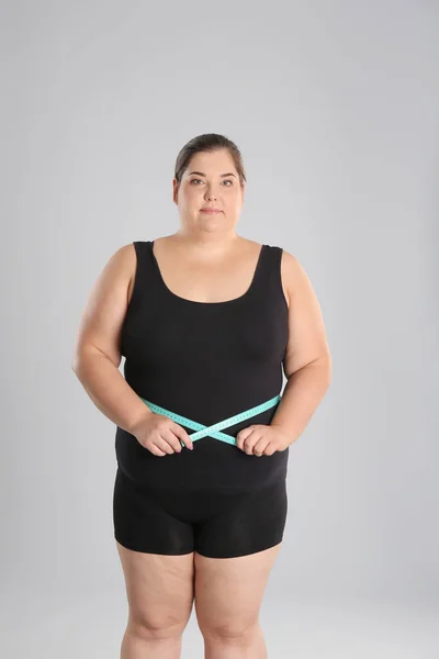 Übergewichtige Frau Misst Taille Vor Gewichtsverlust Auf Farbigem Hintergrund — Stockfoto