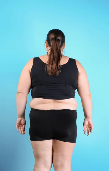 Übergewichtige Frau Vor Gewichtsverlust Auf Farbigem Hintergrund — Stockfoto