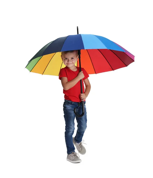 Mały Chłopiec Czerwony Parasol Pobliżu Kolor Ściany — Zdjęcie stockowe