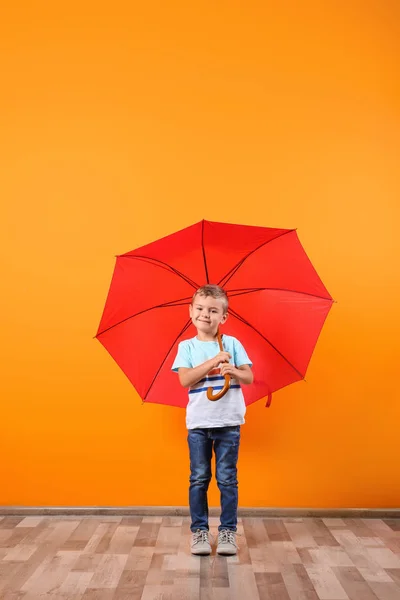 Ragazzino Con Ombrello Rosso Vicino Alla Parete Colori — Foto Stock