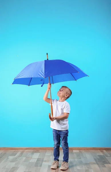 Маленький Хлопчик Блакитною Парасолькою Біля Кольорової Стіни — стокове фото