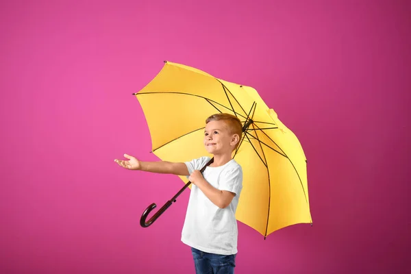 Маленький Мальчик Желтым Зонтиком Цветном Фоне — стоковое фото
