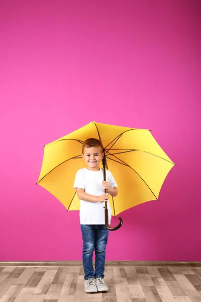 Маленький Хлопчик Жовтою Парасолькою Біля Кольорової Стіни — стокове фото