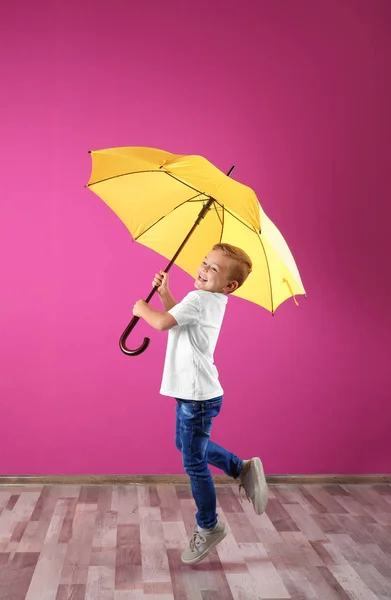 Маленький Мальчик Желтым Зонтиком Рядом Цветной Стеной — стоковое фото