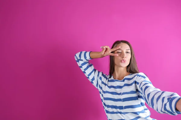 Mladá Žena Selfie Barvu Pozadí Prostor Pro Text — Stock fotografie