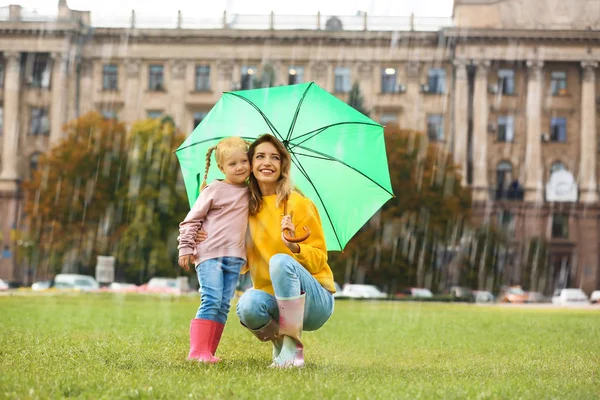 Mãe Feliz Filha Com Guarda Chuva Parque — Fotografia de Stock