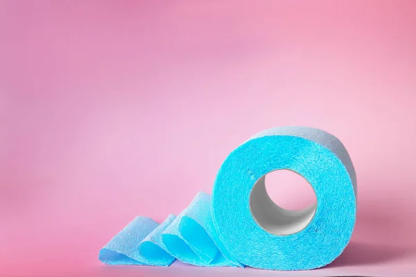 Renk Arka Plan Üzerinde Rulo Tuvalet Kağıdı Metin Için Yer — Stok fotoğraf