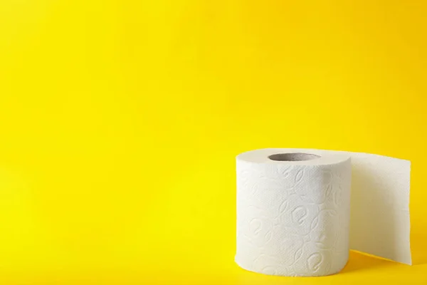 Rolle Toilettenpapier Auf Farbigem Hintergrund Raum Für Text — Stockfoto