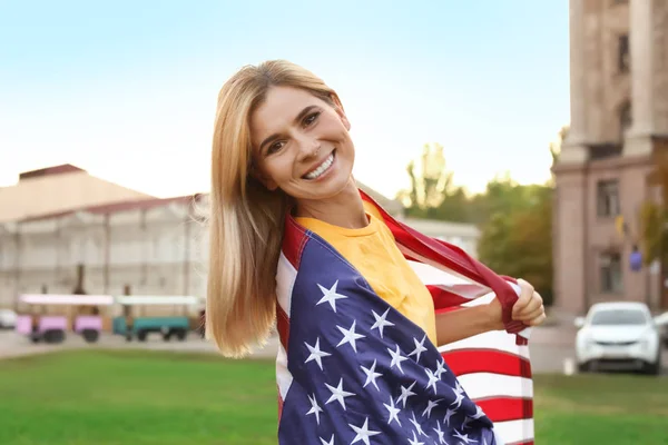 Woman American Flag City Street — Stock Photo, Image