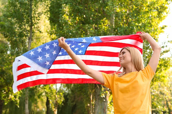 Mujer Con Bandera Americana Parque Día Soleado —  Fotos de Stock