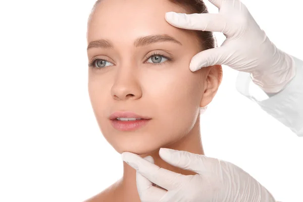 Arts Behandeling Van Jonge Vrouw Gezicht Voor Cosmetische Chirurgie Witte — Stockfoto