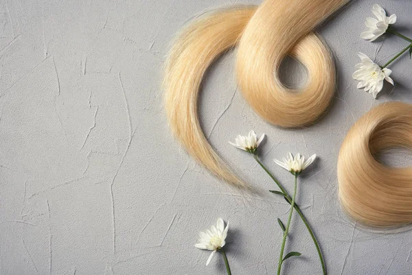 Composição Com Fechaduras Cabelo Loiro Flores Sobre Fundo Cor Flat — Fotografia de Stock