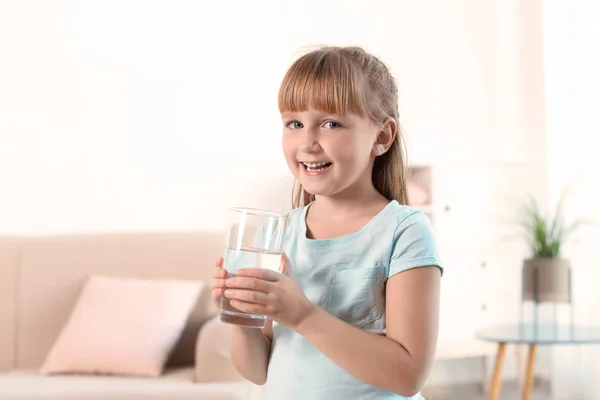 Linda Niña Sosteniendo Vaso Agua Dulce Casa — Foto de Stock