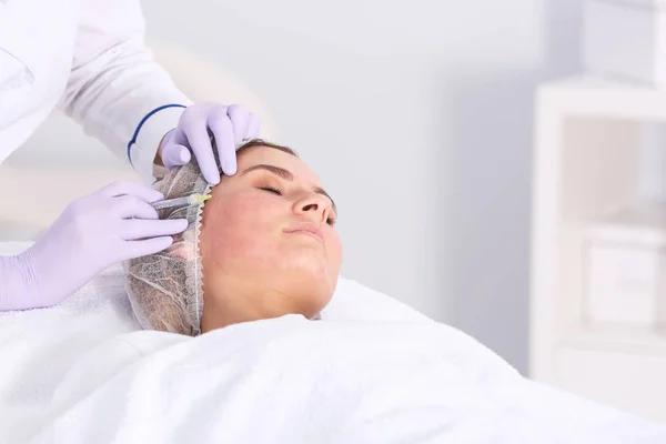 Femme Subissant Une Procédure Biorevitalisation Visage Dans Salon Traitement Cosmétique — Photo