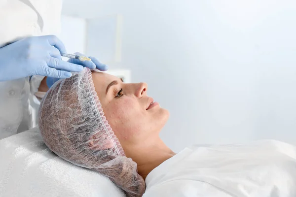 妇女在沙龙中接受面部 Biorevitalization 美容护理 — 图库照片