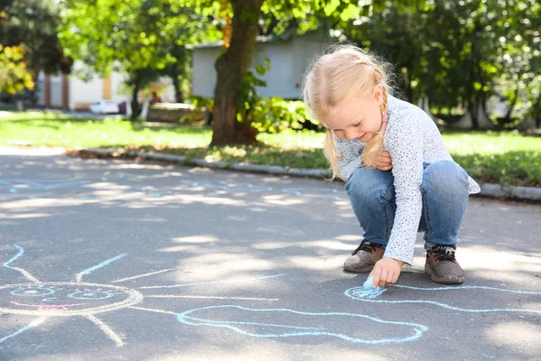 Kinderkreidezeichnung Von Sonne Und Regenbogen Auf Asphalt Draufsicht — Stockfoto