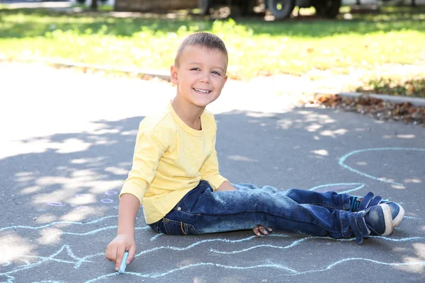 Kinderkreidezeichnung Von Sonne Und Regenbogen Auf Asphalt Draufsicht — Stockfoto