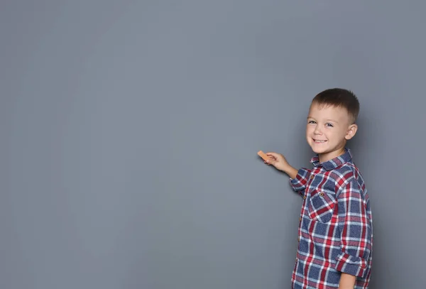 Μικρό Αγόρι Σχεδίασης Πολύχρωμα Κιμωλία Γκρι Φόντο Χώρος Για Σχεδίαση — Φωτογραφία Αρχείου