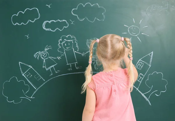 Kinderkreidezeichnung Von Sonne Und Regenbogen Auf Asphalt Draufsicht — Stockfoto