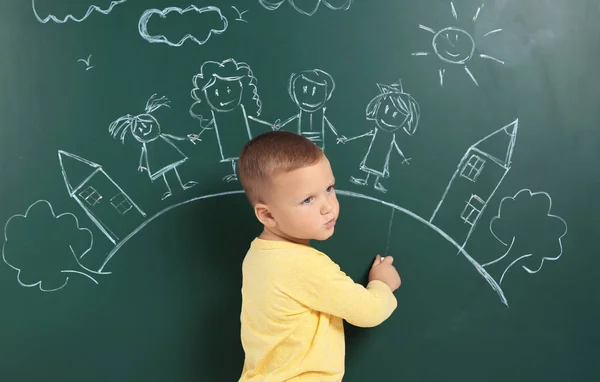 Kis Gyermek Rajz Család Fehér Krétával Táblára — Stock Fotó