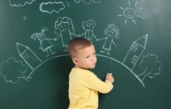 Piccolo Bambino Disegno Famiglia Con Gesso Bianco Sulla Lavagna — Foto Stock