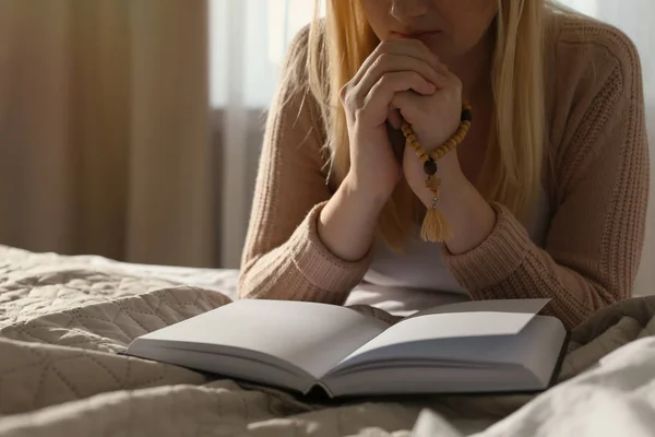 Релігійні Молодій Жінці Молитися Над Біблії Спальні — стокове фото