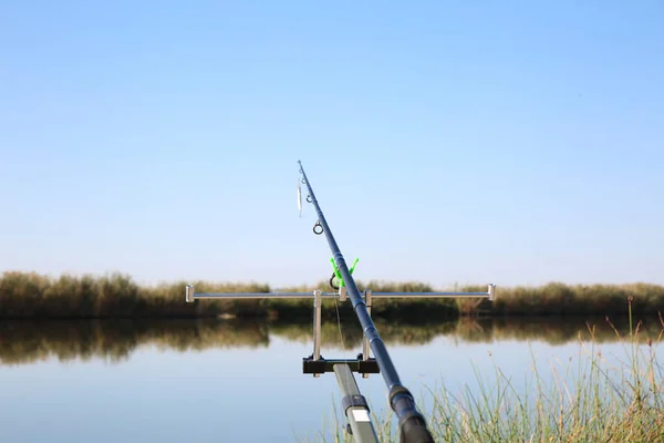 Vara Pesca Ribeira Dia Ensolarado — Fotografia de Stock