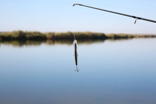 Vara Pesca Com Isca Ribeira Dia Ensolarado — Fotografia de Stock