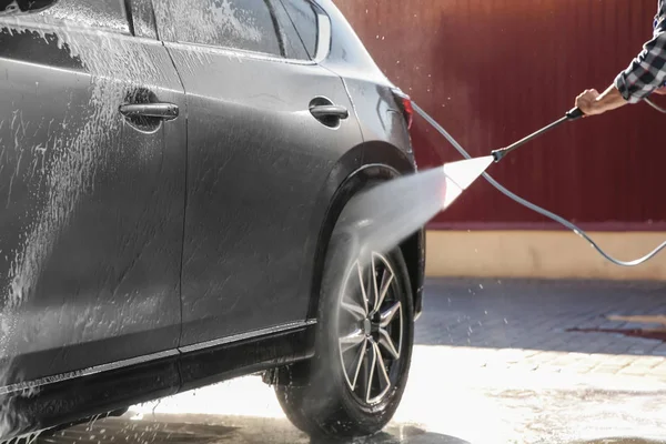 자동차 세차장에서 물탱크를 사용하여 자동차를 청소하는 — 스톡 사진