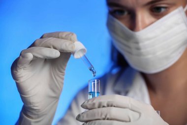 Bilim adamı damlama reaktif örnek, closeup ile test tüp içine. Laboratuvar analiz
