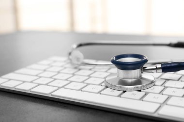 Modern klavye ve stetoskop masada. Teknik destek kavramı