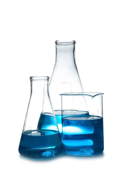 实验室玻璃器皿 桌上有液态的白色背景 化学分析 — 图库照片