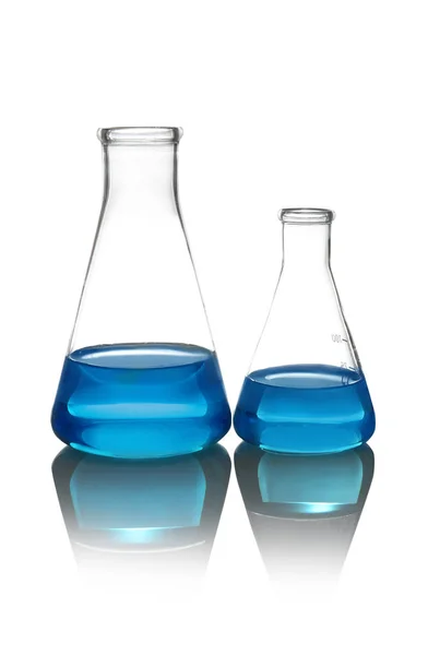 桌上有液体的锥形烧瓶 白色背景 实验室分析 — 图库照片
