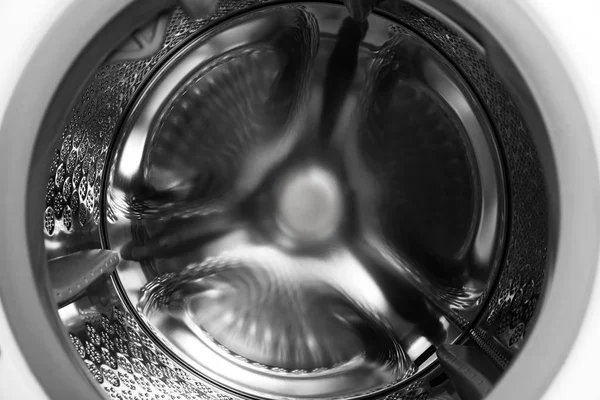 空の洗濯機のドラムを閉じます 洗濯日 — ストック写真