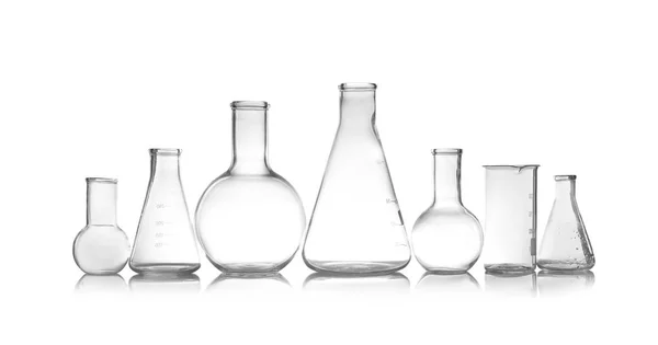 桌子上有空实验室玻璃器皿 化学分析 — 图库照片