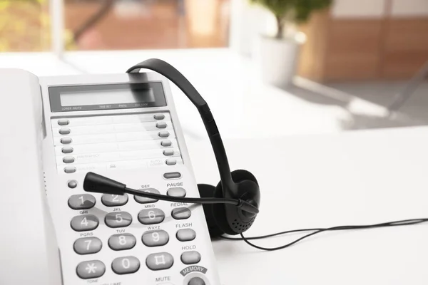 Auriculares Teléfono Escritorio Mesa Espacio Para Texto Concepto Soporte Técnico —  Fotos de Stock