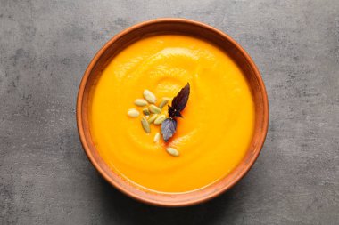 Gri tablo, üstten görünüm lezzetli kabak çorbası ile kase