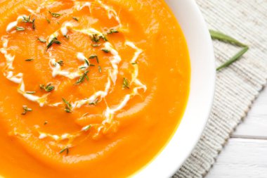 Tablo, closeup lezzetli kabak çorbası ile kase