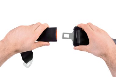 Adam araba emniyet kemeri beyaz zemin üzerine, üstten görünüm bağlama