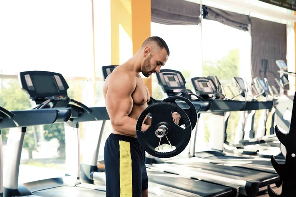 Jeune Homme Fort Levant Haltère Dans Salle Gym — Photo