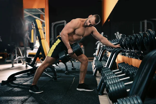 Fuerte Joven Levantando Mancuerna Gimnasio —  Fotos de Stock