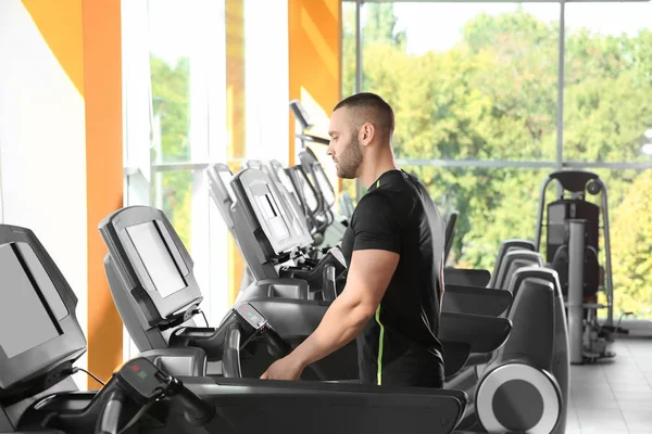 Spor Salonunda Treadmill Güçlü Genç Adam — Stok fotoğraf