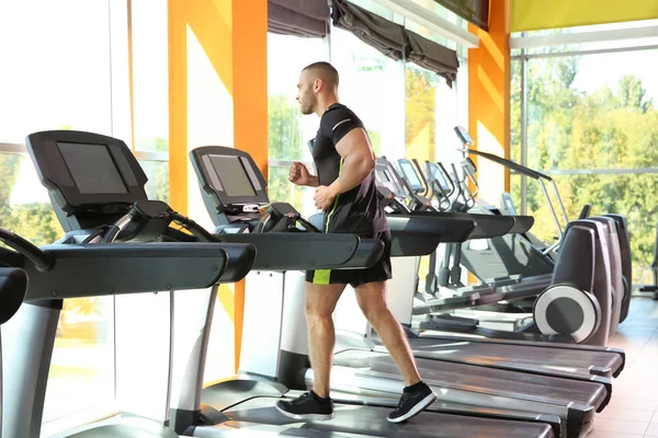 Spor Salonunda Treadmill Güçlü Genç Adam — Stok fotoğraf