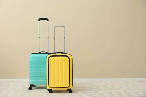 Moderne Koffer Auf Dem Boden Der Nähe Von Lichtwänden Raum — Stockfoto