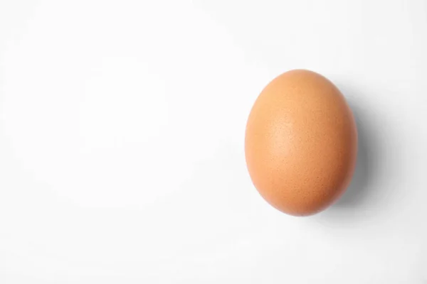 Telur Ayam Mentah Coklat Pada Latar Belakang Putih Tampilan Atas — Stok Foto